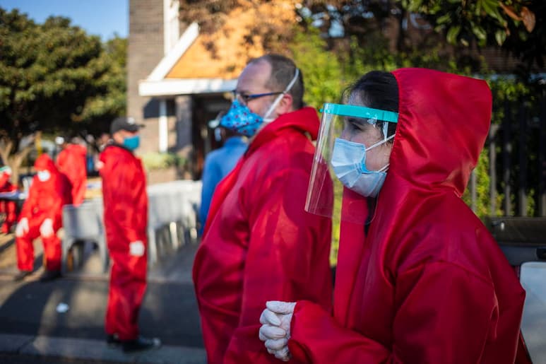 De acuerdo a los recuentos del Gobierno del presidente Cyril Ramaphosa, la pandemia acumula hasta la fecha 5,940 muertes entre 394,948 casos diagnosticados. (ARCHIVO)