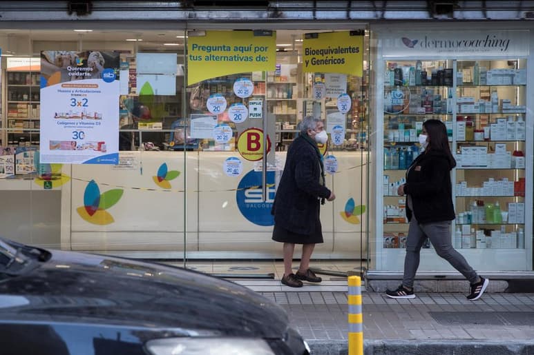 Los contagios y decesos por coronavirus registrados en las últimas 24 horas en Chile experimentaron un repunte respecto a días anteriores: específicamente 2,371 nuevos contagios, totalizando 338,759 casos y 116 defunciones, que elevan el número de muertes a 8,838 personas. (ARCHIVO)