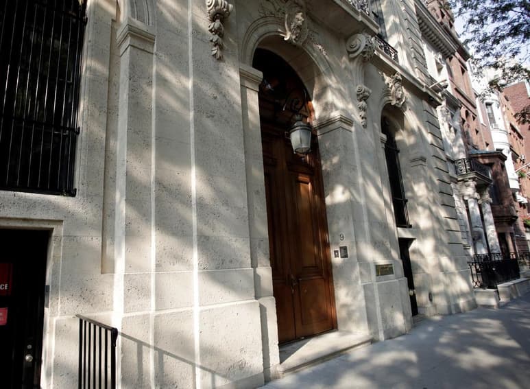 Las mansiones que el fallecido Jeffrey Epstein tenía en Nueva York y Florida, escenario habitual de los supuestos delitos sexuales del financiero. (ARCHIVO)