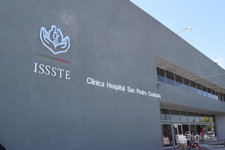 La dependencia estatal dio a conocer que se continuará con la cobertura de servicios médicos de urgencias en el Hospital General de San Pedro a través de unidades móviles así como de diversas ambulancias que se apostaron en el lugar. (ARCHIVO)