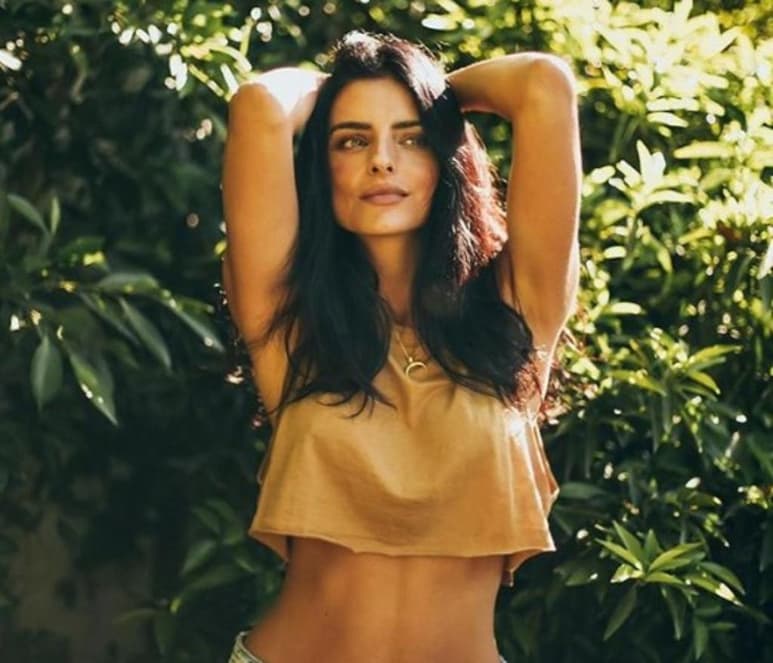 En la imagen aparece la bella actriz de 33 años de edad posando en un bikini de rayas colores pastel de la marca American Eagle, con quien colabora como 'influencer'. (INSTAGRAM)
