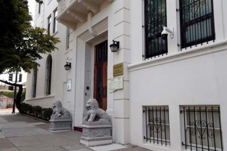 Las autoridades estadounidenses detuvieron a tres investigadores chinos por presunto fraude en su solicitud de visado y buscan a una tercera que al parecer permanece en el consulado de China en San Francisco, informó este jueves el Departamento de Justicia (DOJ). (CORTESÍA)