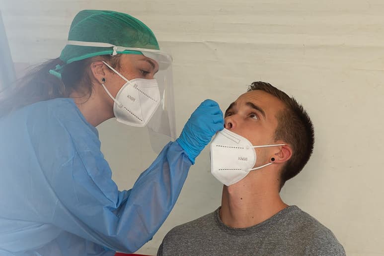 Estados Unidos alcanzó este jueves la cifra de 4,032,430 casos confirmados de la COVID-19 y la de 144,167 fallecidos, de acuerdo con el recuento independiente de la Universidad Johns Hopkins. (ARCHIVO)