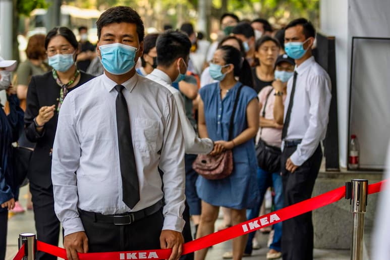 La Comisión Nacional de Salud de China informó hoy de 21 nuevos casos de COVID-19 detectados el jueves, de los cuales 13 se registraron en la región noroccidental de Xinjiang, escenario de un rebrote que deja hasta ahora más de 80 infectados. (ARCHIVO)