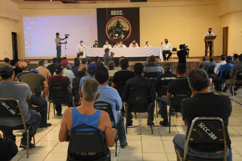 Piden obreros su dinero o cárcel a líderes que los desfalcaron con 7 millones de pesos.