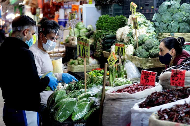 Comerciantes de Abastos han mantenido el trabajo y garantizan el suministro de alimentos para toda la república mexicana. (AGENCIAS)