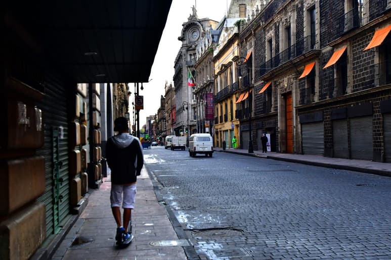 La actividad nacional se hundió 21.6% en mayo, luego de desplomarse 19.6% en abril, de acuerdo con la variación anual del Indicador Global de la Actividad Económica (IGAE) del Inegi, una especie de Producto Interno Bruto (PIB) mensual.
(ARCHIVO)
