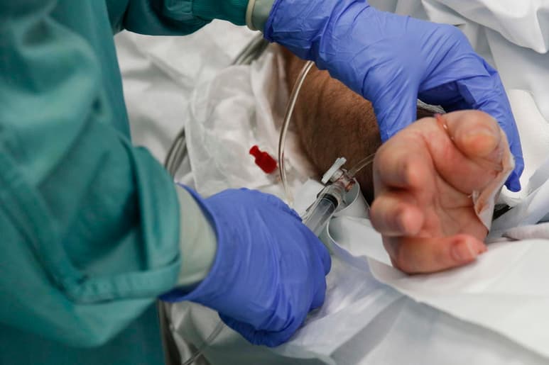 El total de las víctimas mortales confirmadas durante la pandemia en Italia asciende a las 35,097 personas. (ARCHIVO)