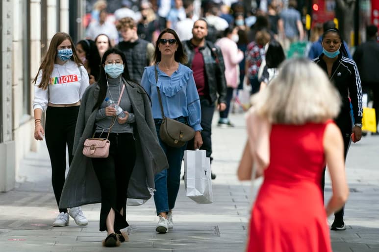 Las muertes por COVID-19 en el Reino Unido ascienden hoy a 45,677, tras sumar 123 en 24 horas, lo que consolida al país como el primero de Europa y el tercero del mundo más castigado por la pandemia. (ARCHIVO)