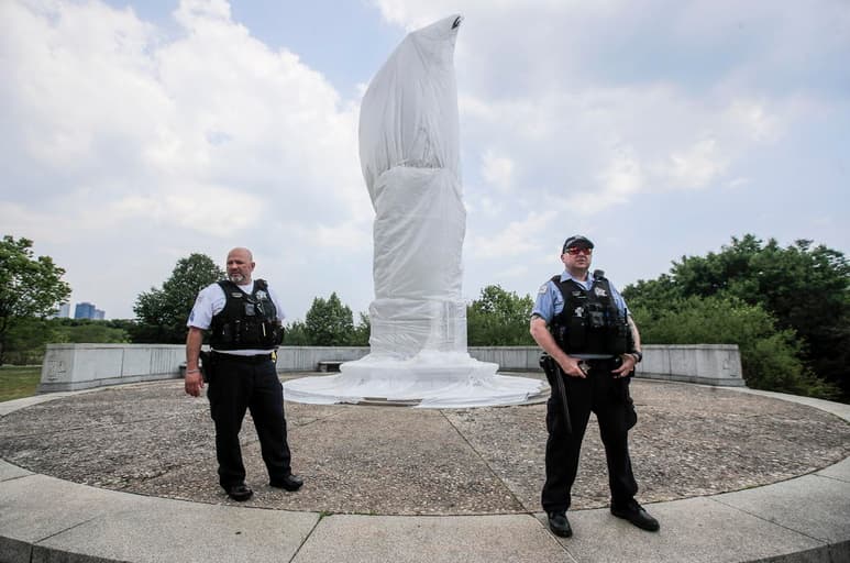 Dos estatuas de Cristóbal Colón fueron retiradas 'temporalmente' de dos parques de la ciudad de Chicago, después de la ola de protestas de las últimas semanas en EUA. (ARCHIVO)