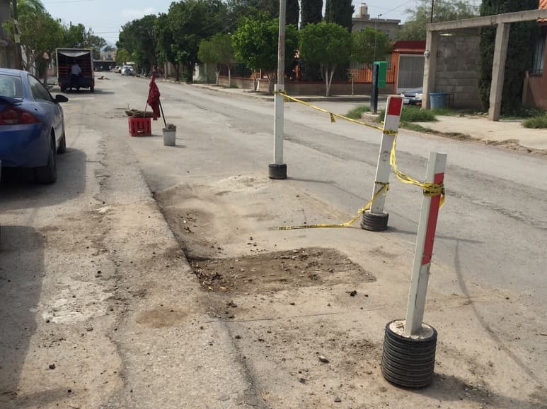 Severos daños registra la carpeta asfáltica por donde pasa el colector Flores Magón de Lerdo.