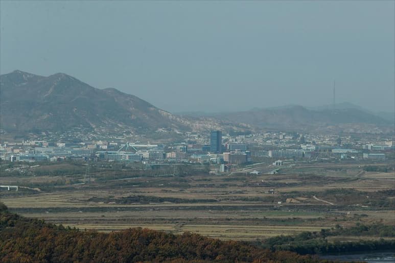 El gobernante norcoreano Kim Jong Un aisló totalmente la ciudad de Kaesong, cerca de la frontera con Corea del Sur, después de que fuera detectada una persona con presuntos síntomas de COVID-19 y dijo creer que “el despiadado virus” podría haber llegado al país, informaron medios estatal el domingo. (ARCHIVO)