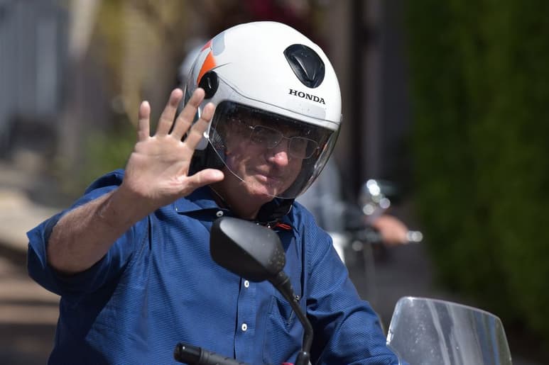 Después de informar sobre el resultado negativo de la prueba, el mandatario abandonó su residencia oficial a bordo de una motocicleta. (EFE)
