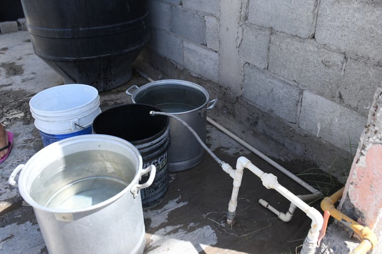 Los vecinos tienen que guardar agua en botes para cubrir sus necesidades. (ARCHIVO)
