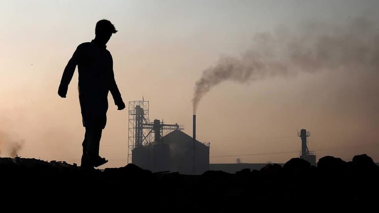 Los estadounidenses ricos producen en casa casi 25% más gases de efecto invernadero que las personas más pobres, según un extenso estudio del impacto ambiental residencial en Estados Unidos. (ARCHIVO) 