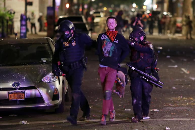 Estados Unidos vivió este sábado una nueva noche de disturbios y protestas contra la brutalidad policial, especialmente en Seattle (Washington) y Portland (Oregón). (EFE)