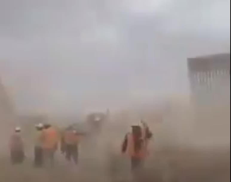 La gran muralla que mide seis metro de altura está hecha de barrotes de acero y placas, sin embargo no pudo soportar las ráfagas que arribaron junto a la tormenta. (TWITTER)