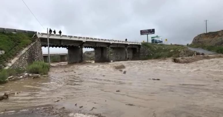 Un bebé fue rescatado con vida por vigilantes del Parque Industrial Server, esto luego de que fuera arrastrado junto con su familia cuando se trasladaba a bordo de una camioneta, no obstante, hasta el momento no han sido localizados. (EL SIGLO DE TORREÓN)