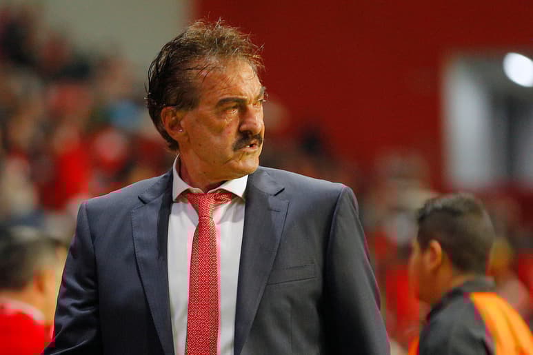 Ricardo La Volpe habría sido buscado para la dirección técnica de los Pumas, pero su sueldo sería un impedimento.