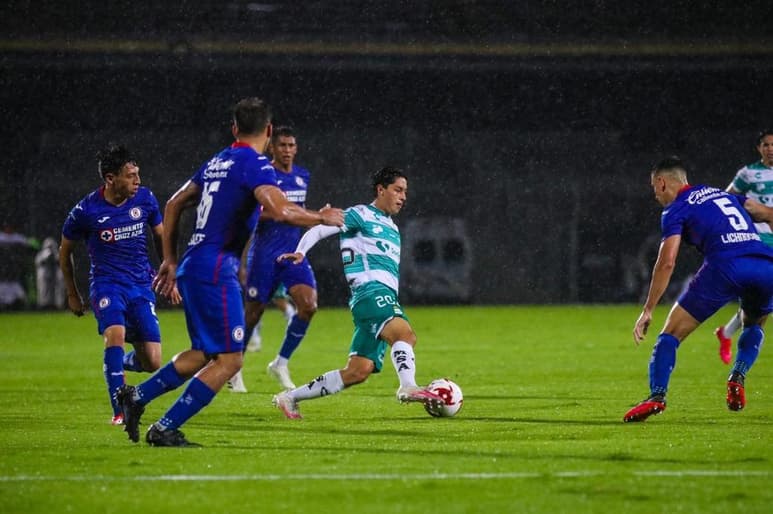 Complicado fue su accionar en el partido ante Cruz Azul por todas las condiciones adversas. (CORTESÍA SANTOS)