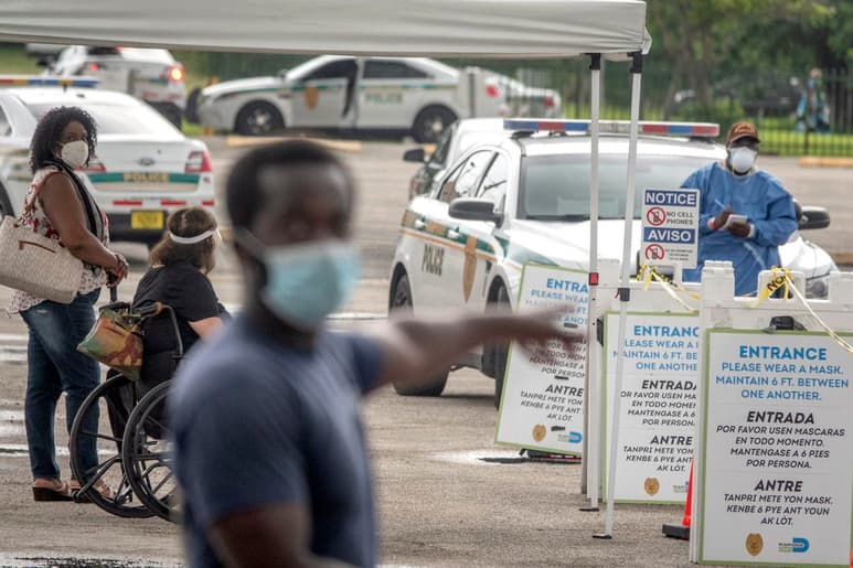 Florida, que es ya el segundo estado con el mayor número de contagios por COVID-19 en EUA, registró este lunes 8,892 casos nuevos y 77 fallecimientos, aunque por primera vez después de casi veinte días bajaron los contagios diarios por debajo de los 9,000. (ARCHIVO)