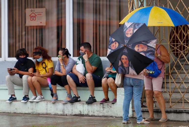 Cuba reportó el lunes 37 personas confirmadas del nuevo coronavirus luego de registrar durante días cero infecciones o cifras de un dígito. (ARCHIVO)