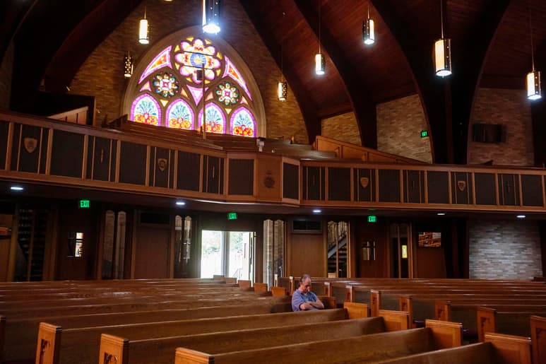 Más de 40 personas se infectaron de coronavirus después de asistir a un evento de varios días en una iglesia bautista de Alabama, informó el pastor de la congregación. (ARCHIVO)