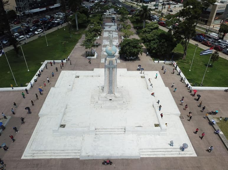 Personal del Ministerio de Salud de El Salvador instaló este lunes en una plaza de la capital tres cabinas para realizar pruebas de coronavirus a ciudadanos del departamento de San Salvador. (EFE)