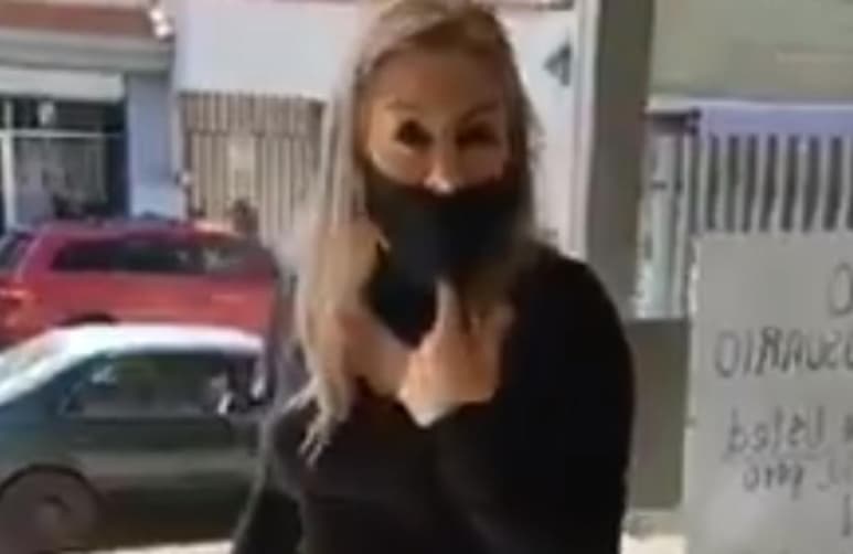 La mujer que fue captada en Durango, se ha viralizado a través de redes sociales con el apodo de 'lady maquillaje' (CAPTURA)