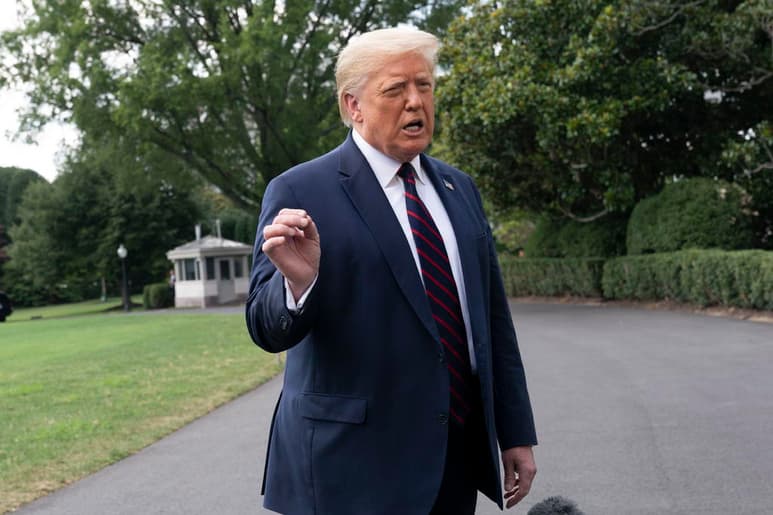 El presidente de Estados Unidos, Donald Trump, dijo este lunes que está vigilando 'de cerca' el aumento de casos de coronavirus en Latinoamérica y que está analizando la situación en la frontera con México para frenar la enfermedad. (EFE)