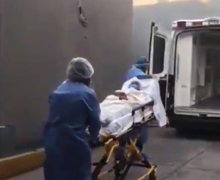 “Muchas felicidades a nuestro derechohabiente, Ignacio Cano, de 100 años de edad, quien con el apoyo del personal del Hospital de Alta Especialidad #ISSSTE de #Veracruz, derrotó al #COVID19', publicó la cuenta oficial del ISSSTE en Twitter. (CAPTURA)