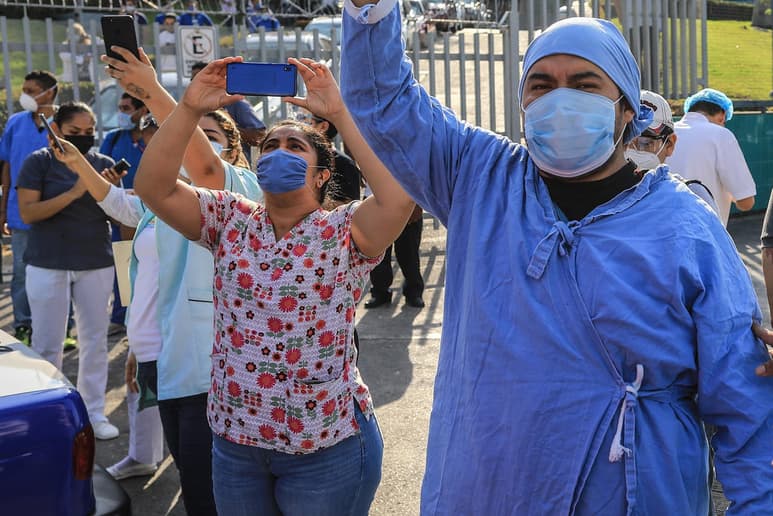 Las secretarías de salud deslindan su responsabilidad sobre sus sistemas deficientes en los médicos, y los pacientes los culpan de las carencias que hay para atender COVID-19, denunciaron organizaciones y federaciones de médicos cirujanos de todo el país. (ARCHIVO)