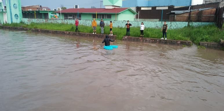 Las inundaciones se dieron por las fuertes lluvias y el taponamiento de los canales. (EL SIGLO DE TORREÓN)