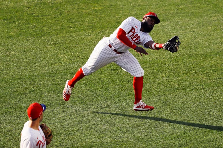 Josh Harrison fildea un elevado durante un entrenamiento de los Filis en Filadelfia el pasado 14 de julio. (AP)
