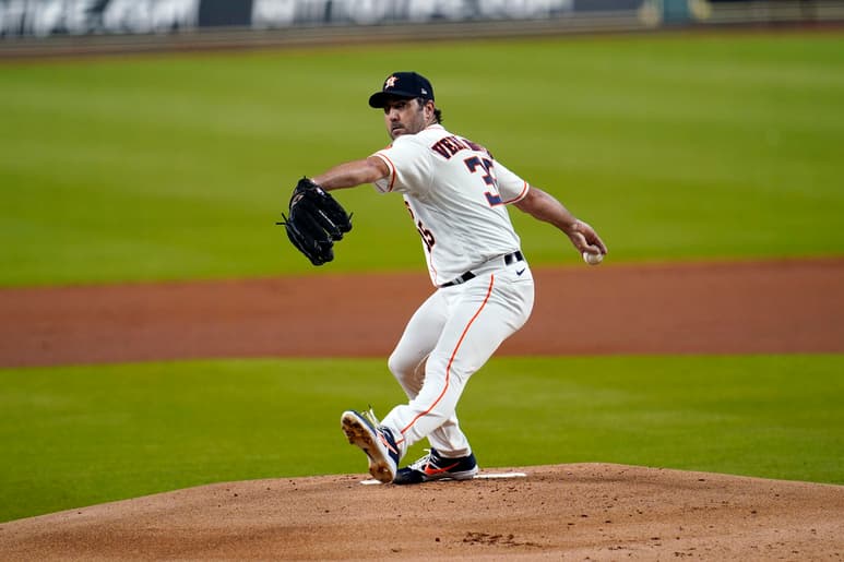 Justin Verlander se llevó la victoria en su debut, pero sintió tensión en el brazo, por lo que al menos se perderá dos semanas. (AP)
