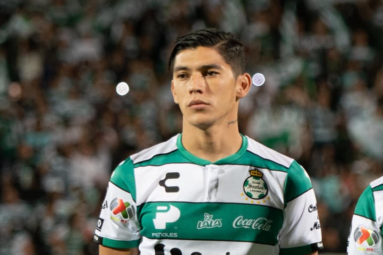 Fue en 2013 que Arteaga Zamora se aventuró y dejó sus tierras tapatías para arribar a La Comarca Lagunera, con Santos, escuadra con la que debutó en Primera División en octubre de 2016, contra Gallos Blancos de Querétaro. (ARCHIVO)