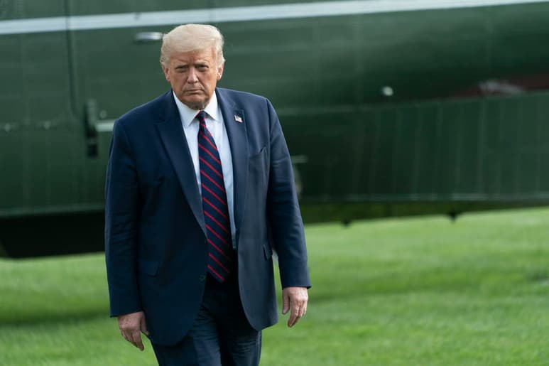 Una semana después de ofrecer un tono más serio sobre la pandemia del coronavirus, el presidente Donald Trump nuevamente está propagando teorías infundadas. (ARCHIVO)