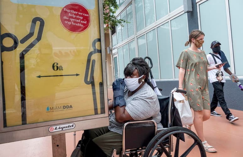 Florida registró este martes un récord de 186 muertes en un día por el coronavirus en medio del debate sobre si es conveniente reabrir las aulas para el nuevo curso o mantener la teleeducación hasta tener bajo control la enfermedad. (ARCHIVO)