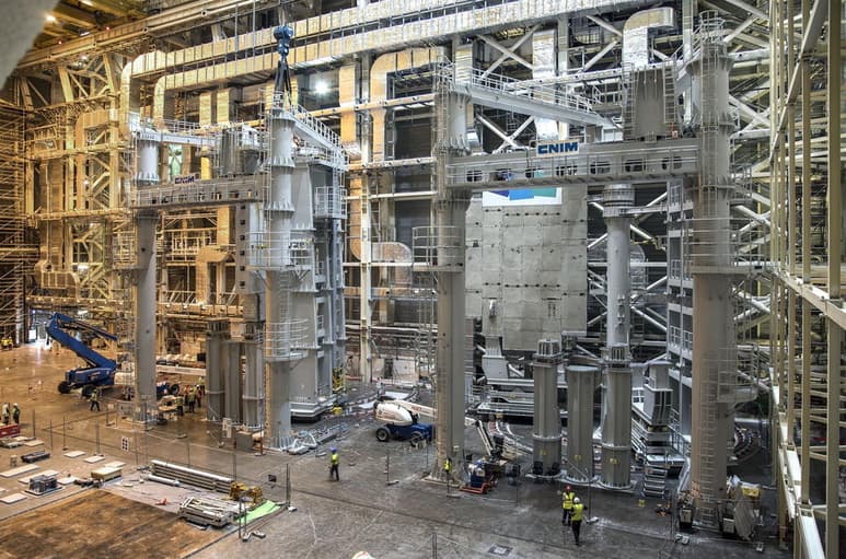 Un proyecto enormemente ambicioso para replicar la energía del sol está entrando en una fase crítica, a medida que los científicos y técnicos en el sur de Francia comienzan a ensamblar las piezas enormes de un dispositivo de fusión nuclear, un experimento internacional destinado a desarrollar la fuente definitiva de energía limpia. (ARCHIVO)