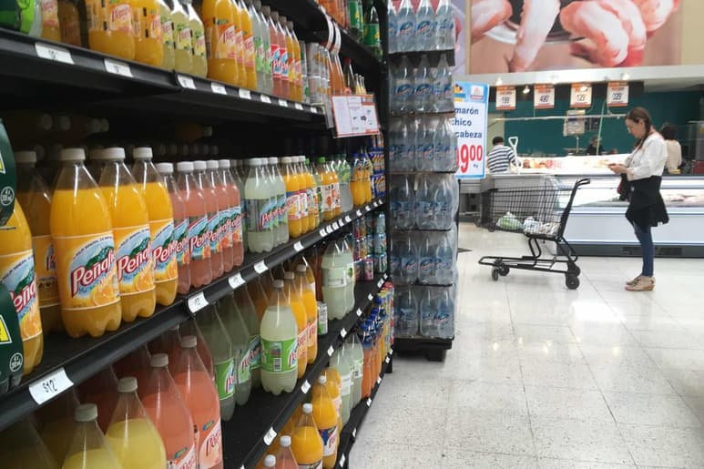 En medio de la pandemia por el COVID-19, la Alianza Nacional de Pequeños Comerciantes (Anpec) registró un alza de los precios de la canasta básica y de otros productos como los refrescos, que a pesar del aumento de 64% fue de los de mayor consumo. (ARCHIVO)