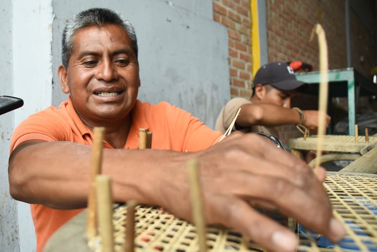 DISEÑO. Isaac teje los materiales según el gusto de sus clientes. (EL SIGLO DE TORREÓN / Jesús Galindo)