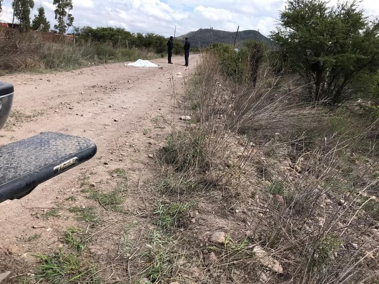 Un hombre de la tercera edad fue detenido por autoridades ya que se le señala como responsable de la muerte de la mujer encontrada en un camino de terracería del poblado El Pozole, del municipio de Canatlán. (EL SIGLO DE TORREÓN)
