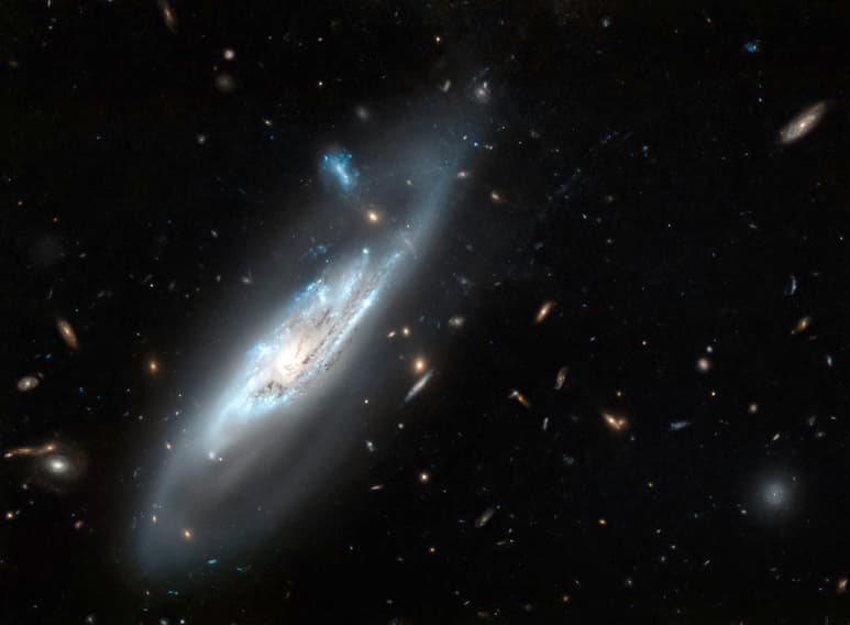 Un equipo internacional de astrónomos ha descubierto los restos de un grupo de estrellas antiguas destruidas hace más de dos billones de años por el campo gravitatorio de la Vía Láctea. (ARCHIVO)