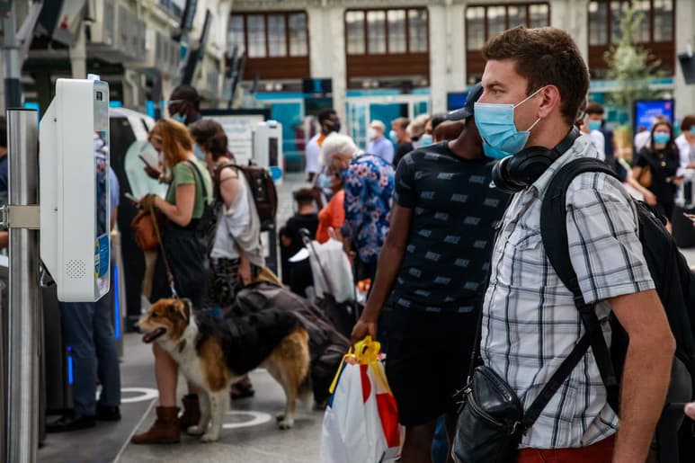Están llegando 'informaciones de varias autoridades sanitarias' que han detectado 'una alta proporción de nuevas infecciones' entre los jóvenes. (ARCHIVO)