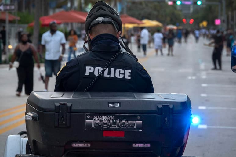 Un hombre fue detenido y acusado de varios cargos por disparar cuatro veces un arma de fuego en la recepción de un hotel de Miami Beach con el fin de exigir que otras personas guardasen la distancia social exigida por la COVID-19. (ARCHIVO)