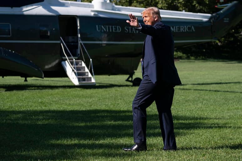 El presidente Donald Trump defendió el miércoles su decisión de ascender a la doctora Stella Immanuel, quien impulsó la hidroxicloroquina como remedio para el coronavirus. (EFE)