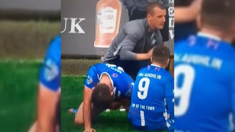 Eoin Bradley fue captado orinando en la cancha mientras el director técnico daba indicaciones. (ESPECIAL)
