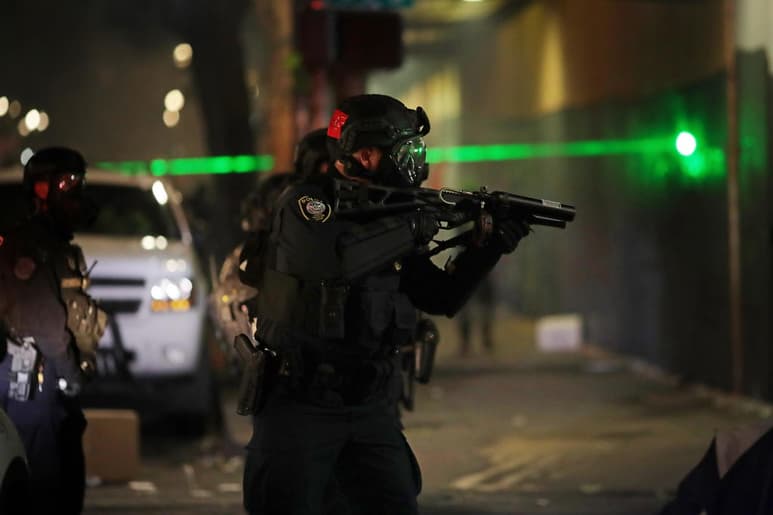 Diversos fiscales de Estados Unidos trataron el miércoles de calmar los temores sobre el envío de agentes federales a las ciudades, asegurando que irán para combatir la delincuencia en coordinación con agencias locales y no para reprimir protestas. (ARCHIVO) 