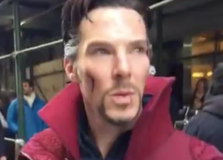'Mientras filmaba en Manhattan justo en frente de una tienda de cómics, espontáneamente le sugerí a Benedict que entrara y estuvo de acuerdo', es lo que el cineasta escribió arriba del video. (TWITTER)