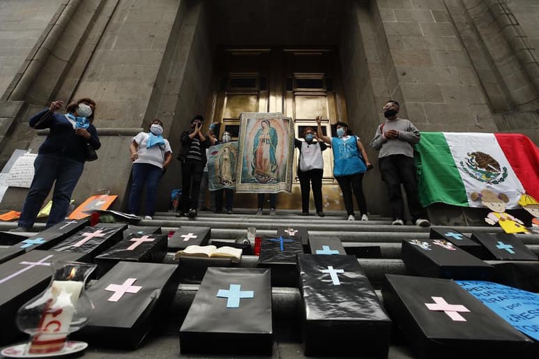 Luego de que la Suprema Corte de Justicia de la Nación (SCJN) rechazó un proyecto con el cual se buscaba ordenar al Congreso de Veracruz despenalizar el aborto, organizaciones sociales consideraron que el máximo tribunal dejó en indefensión a las mujeres. (ARCHIVO)